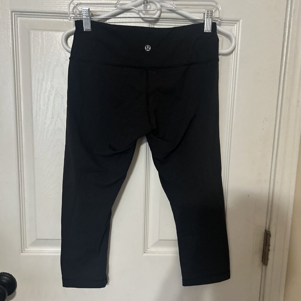 Lululemon Woman's Solid Black Capri Leggings Size 6 - Picture 2 of 4